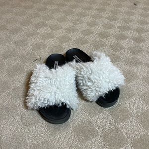 Cape Robbin Fluffy Slides